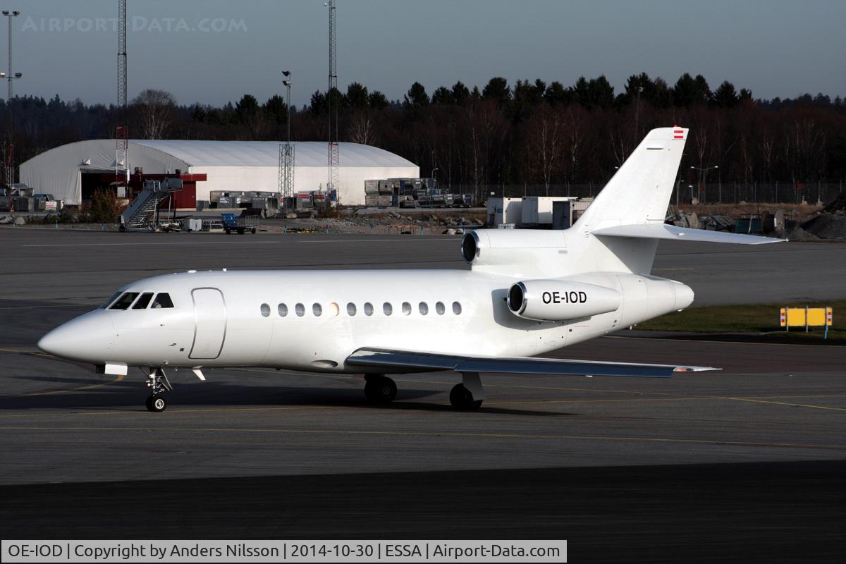 OE-IOD, 1990 Dassault Falcon 900 C/N 86, Taxiing to runway 19R.