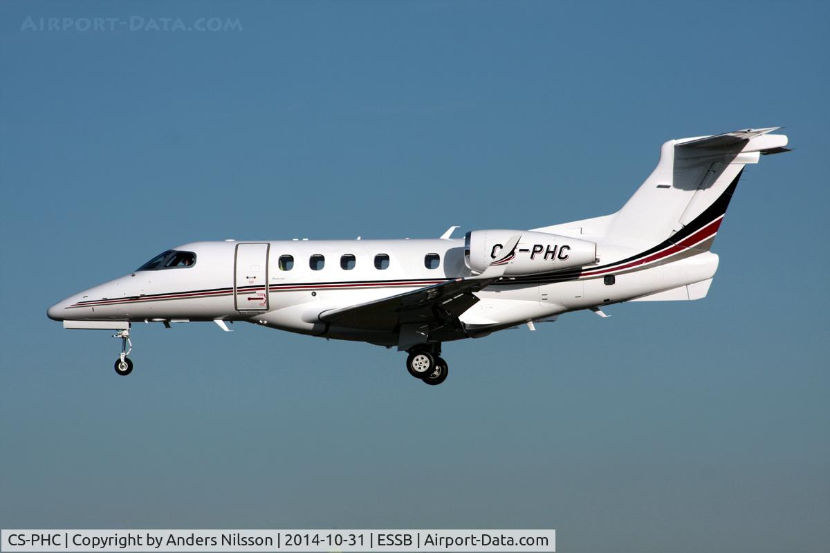 CS-PHC, 2014 Embraer EMB-505 Phenom 300 C/N 50500214, On short final for runway 30.