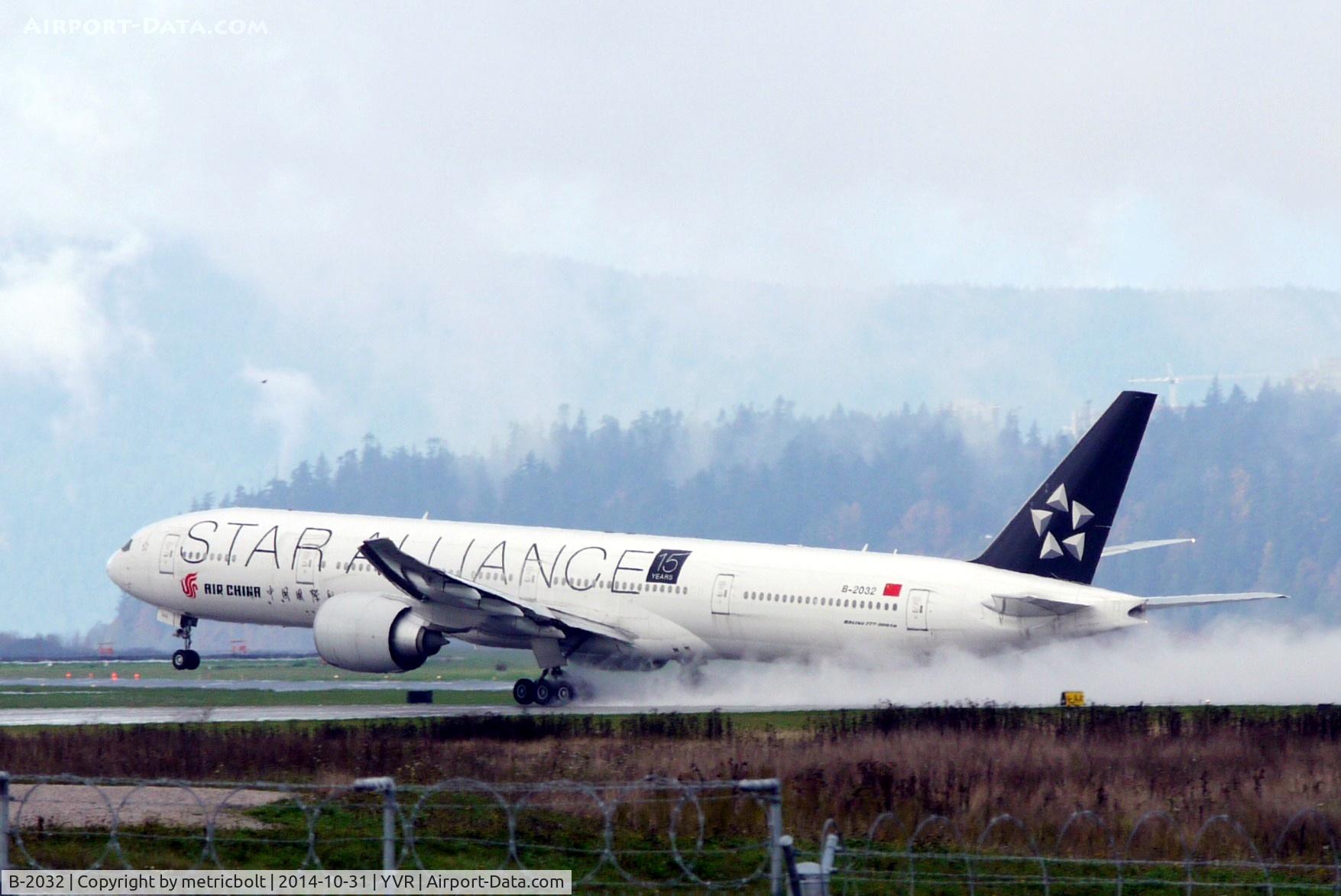 B-2032, 2012 Boeing 777-39L/ER C/N 38671, Rainy day depature from YVR.