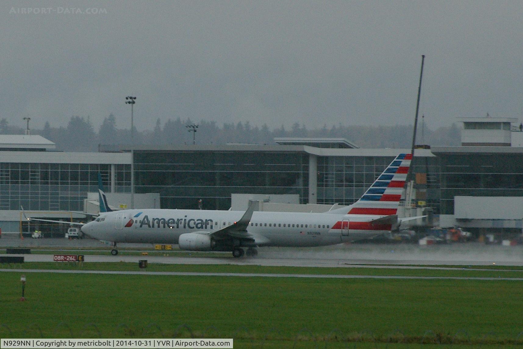 N929NN, 2012 Boeing 737-823 C/N 33322, Rainy day depature from YVR.