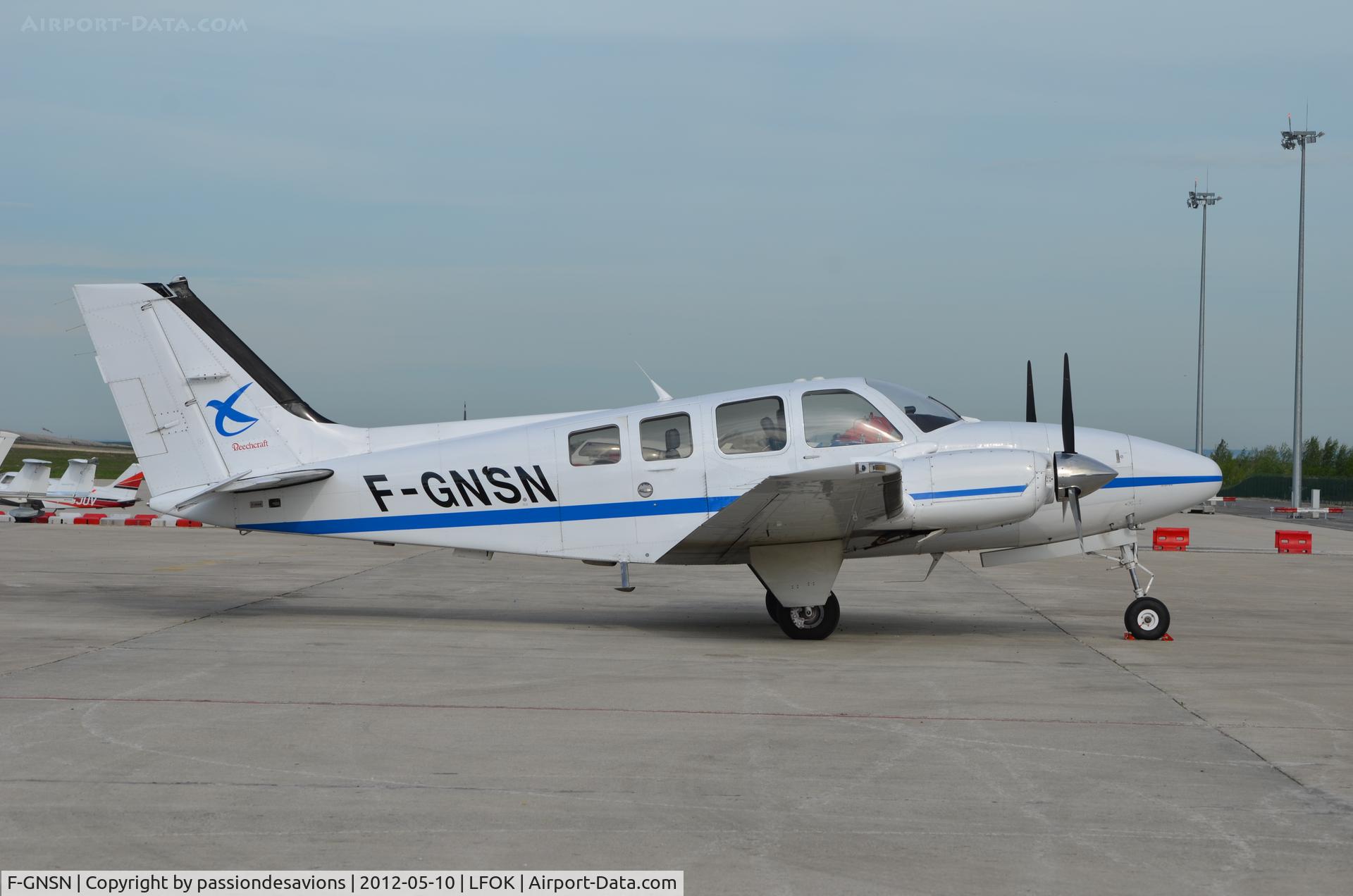 F-GNSN, Beech 58 Baron C/N TH-2062, On the apron