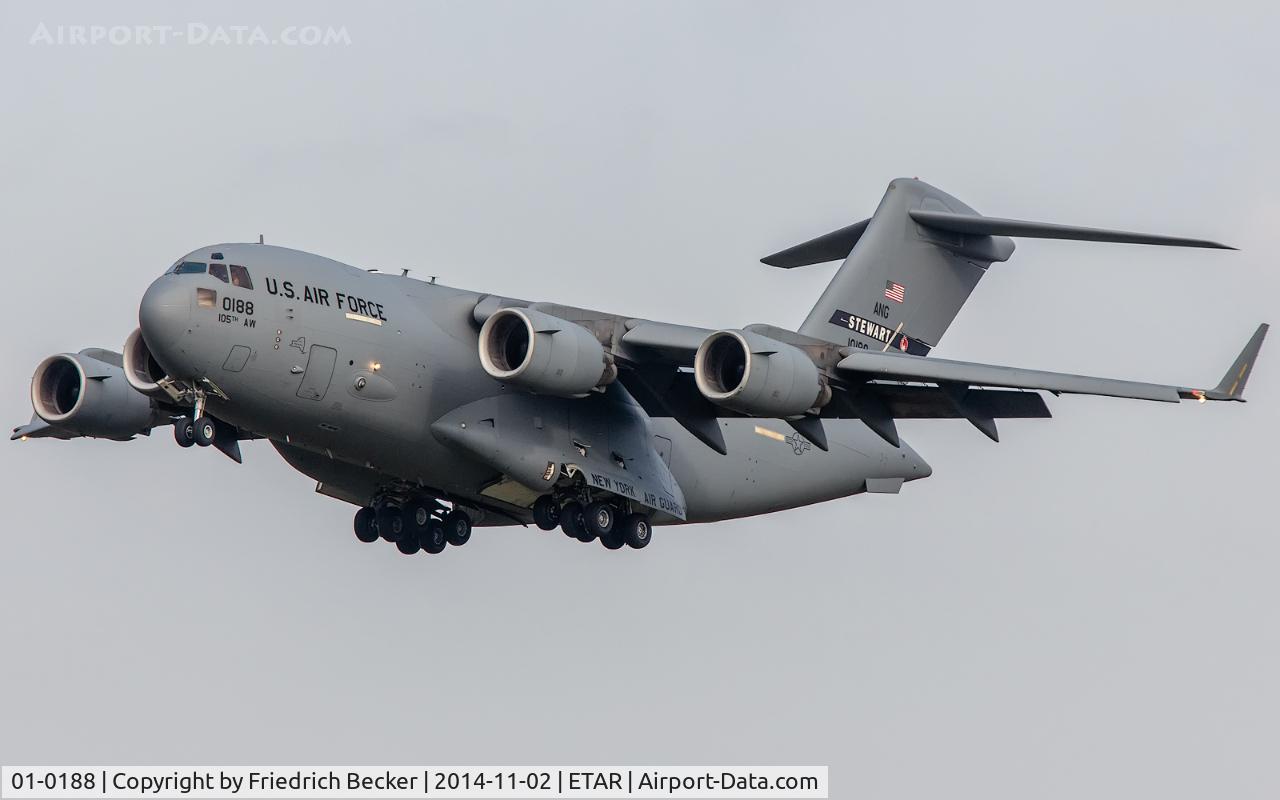 01-0188, 2001 Boeing C-17A Globemaster III C/N P-88, on final RW26