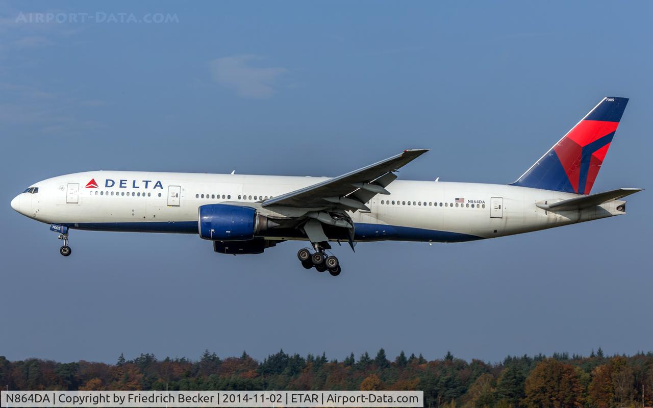 N864DA, 1999 Boeing 777-232 C/N 29736, on final RW26