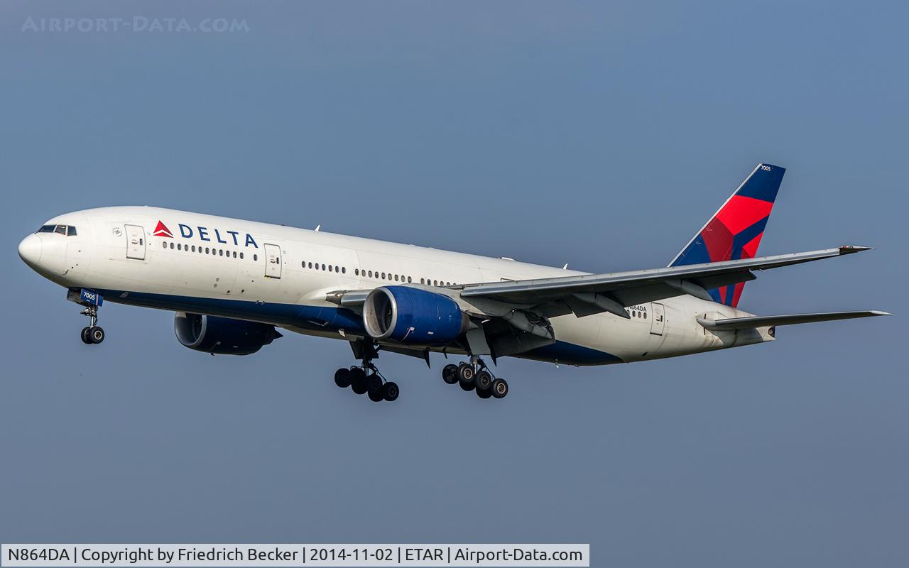 N864DA, 1999 Boeing 777-232 C/N 29736, on final RW26