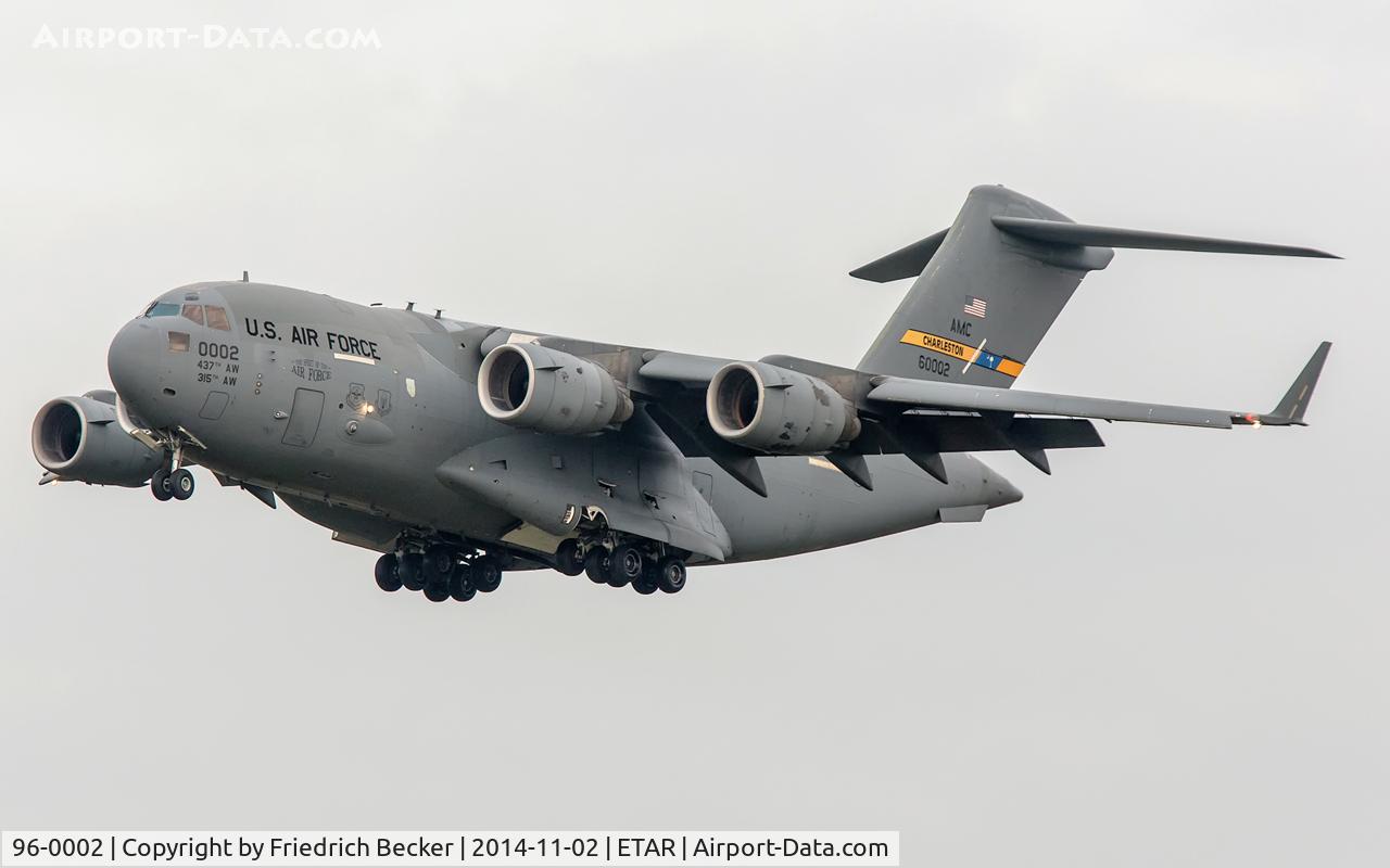 96-0002, 1996 McDonnell Douglas C-17A Globemaster III C/N P-34, on final RW26
