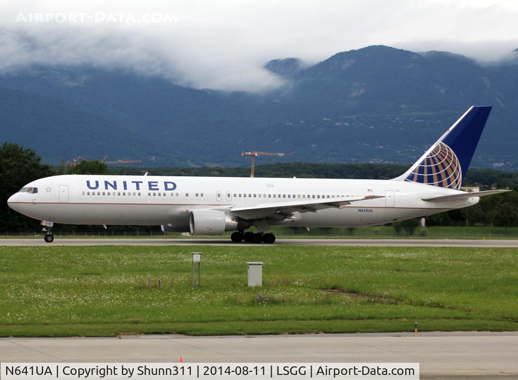 N641UA, 1991 Boeing 767-322/ER C/N 25091, Ready for take off rwy 23