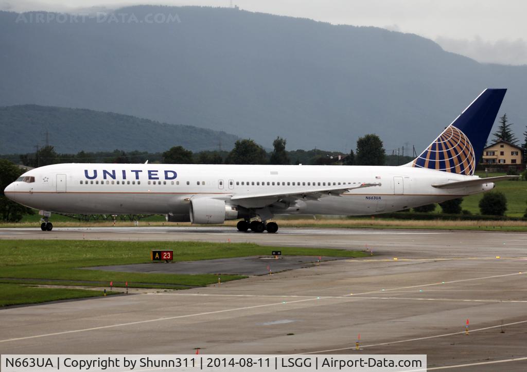 N663UA, 1993 Boeing 767-322 C/N 27160, Lining up rwy 23 for departure...