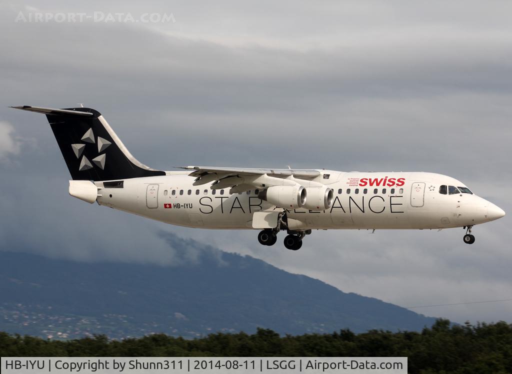 HB-IYU, 2000 British Aerospace Avro 146-RJ100 C/N E3379, Landing rwy 23 in Star Alliance c/s