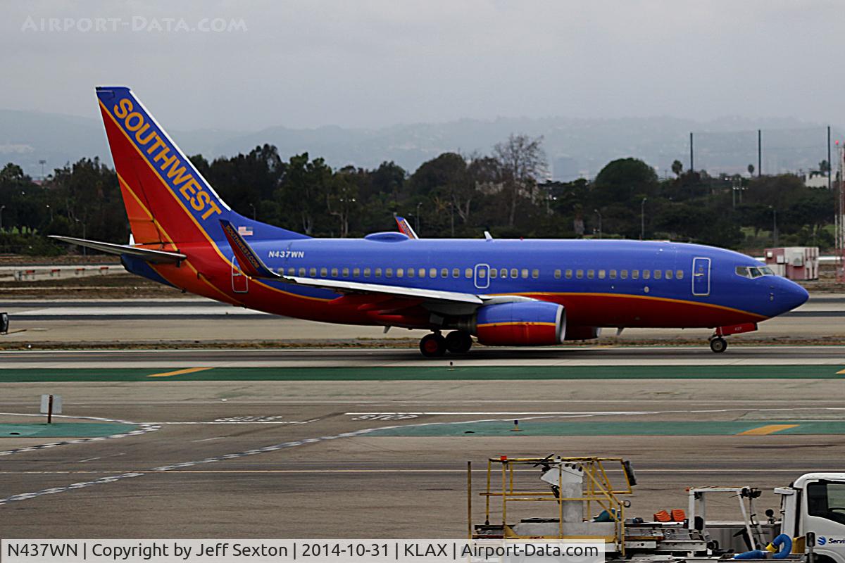 N437WN, 2003 Boeing 737-7H4 C/N 29832, At LAX