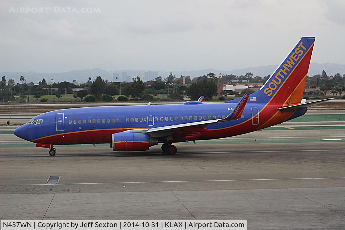 N437WN, 2003 Boeing 737-7H4 C/N 29832, At LAX