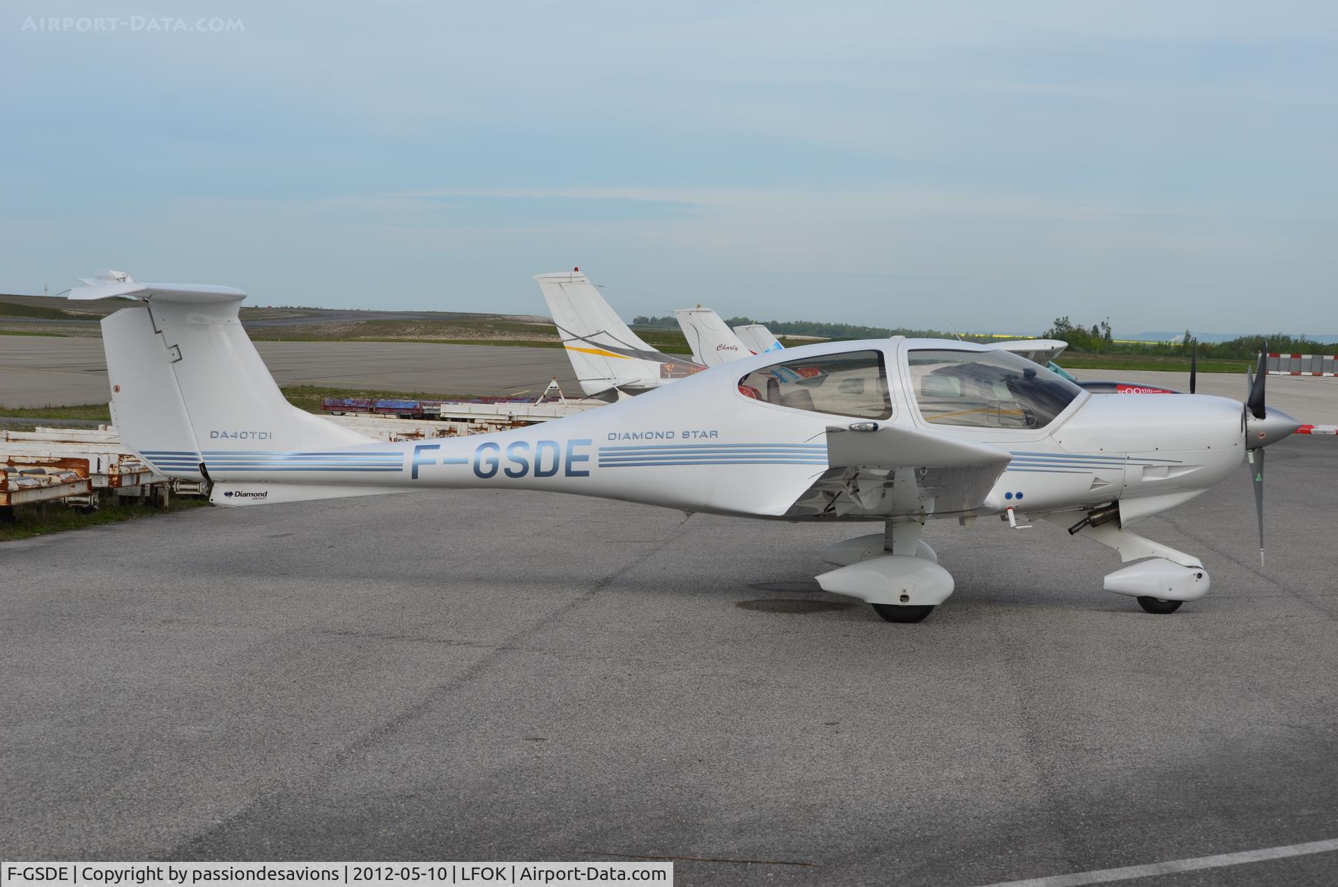 F-GSDE, Diamond DA-40 Diamond Star C/N D4.112, ont he apron....