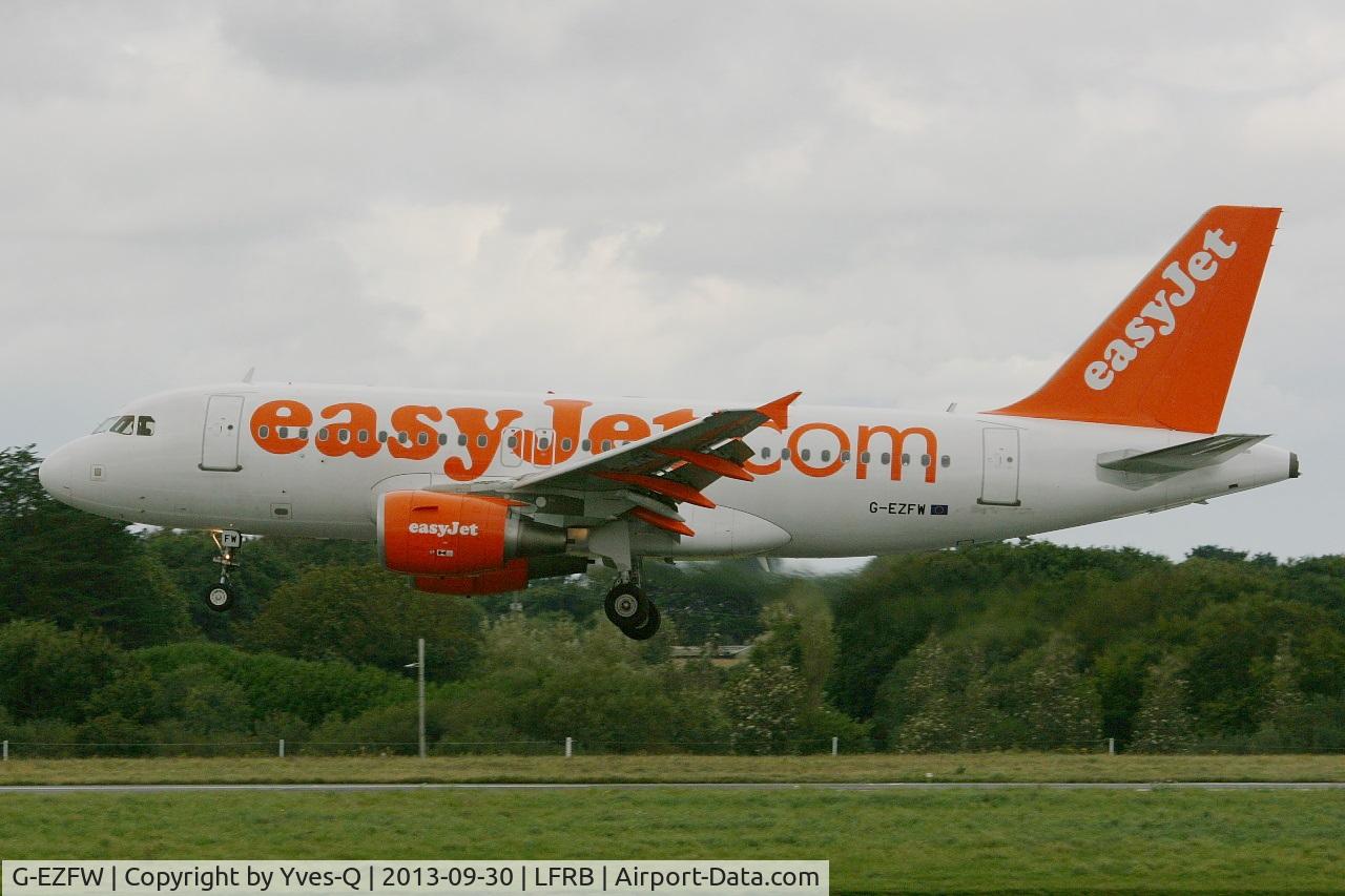 G-EZFW, 2010 Airbus A319-111 C/N 4380, Airbus A319-111, On final rwy 25L, Brest-Bretagne airport (LFRB-BES)