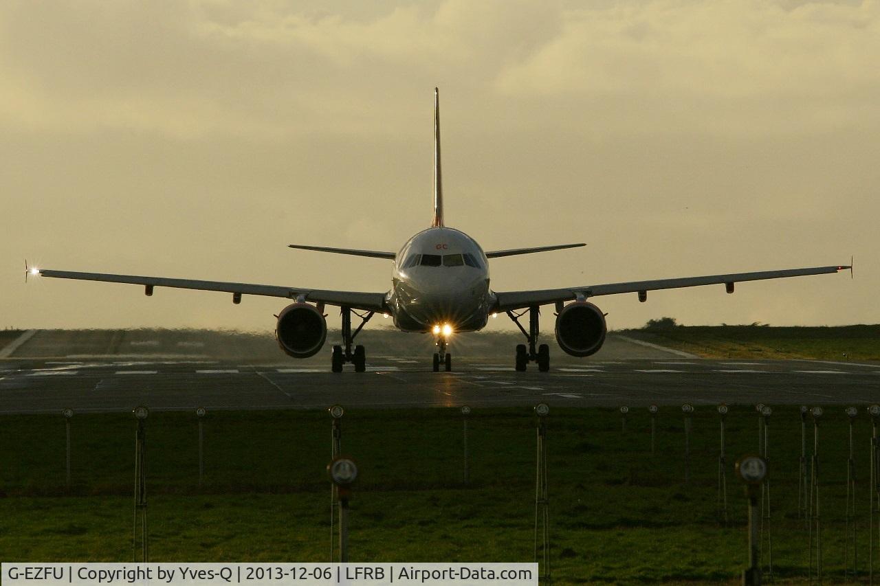 G-EZFU, 2010 Airbus A319-111 C/N 4313, Airbus A319-111, Taxiing to holding point rwy 25L, Brest-Bretagne Airport (LFRB-BES)