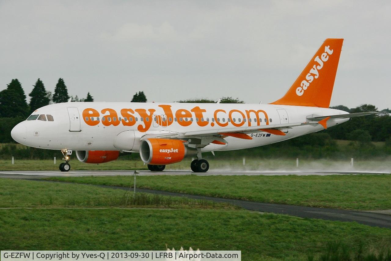 G-EZFW, 2010 Airbus A319-111 C/N 4380, Airbus A319-111, Take off rwy 25L, Brest-Bretagne airport (LFRB-BES)