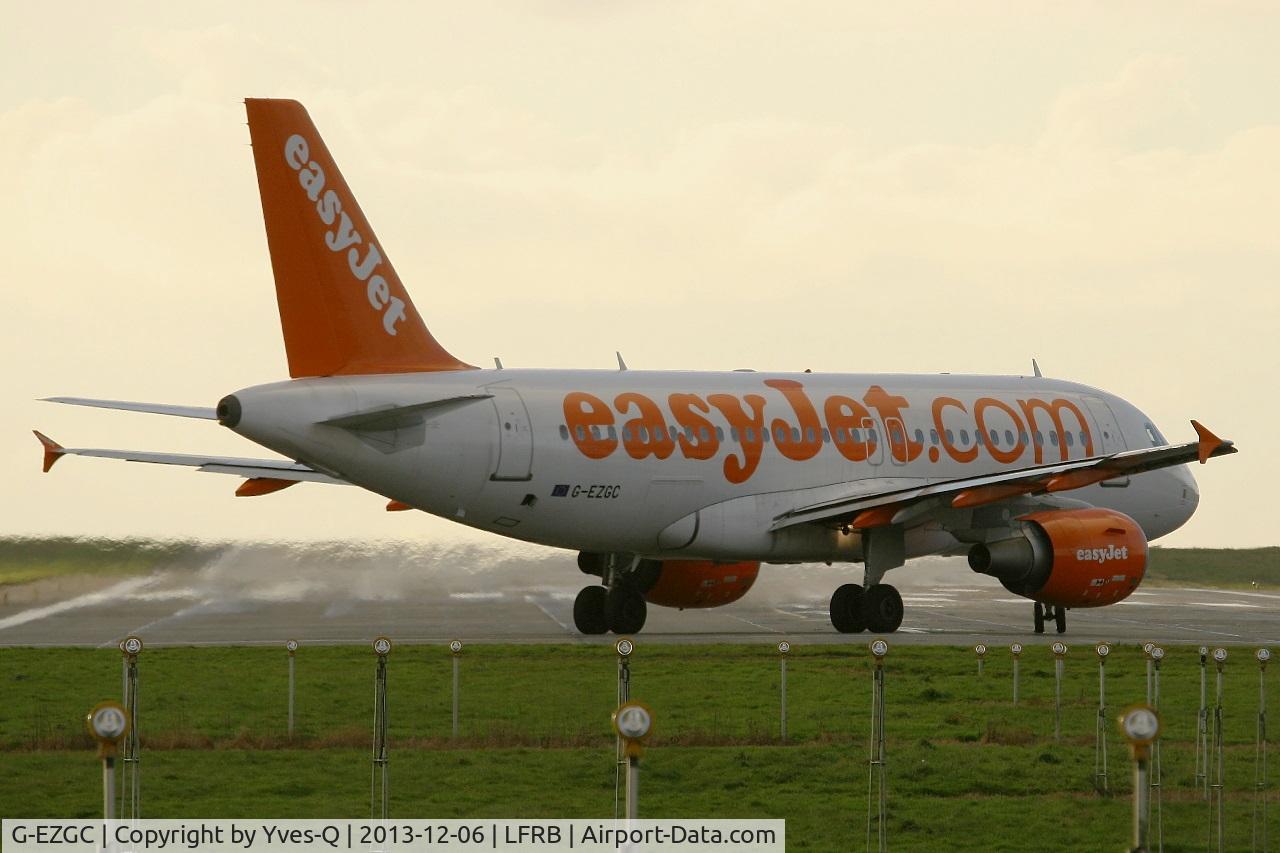 G-EZGC, 2010 Airbus A319-111 C/N 4444, Airbus A319-111,  Holding point rwy 25L, Brest-Bretagne Airport (LFRB-BES)
