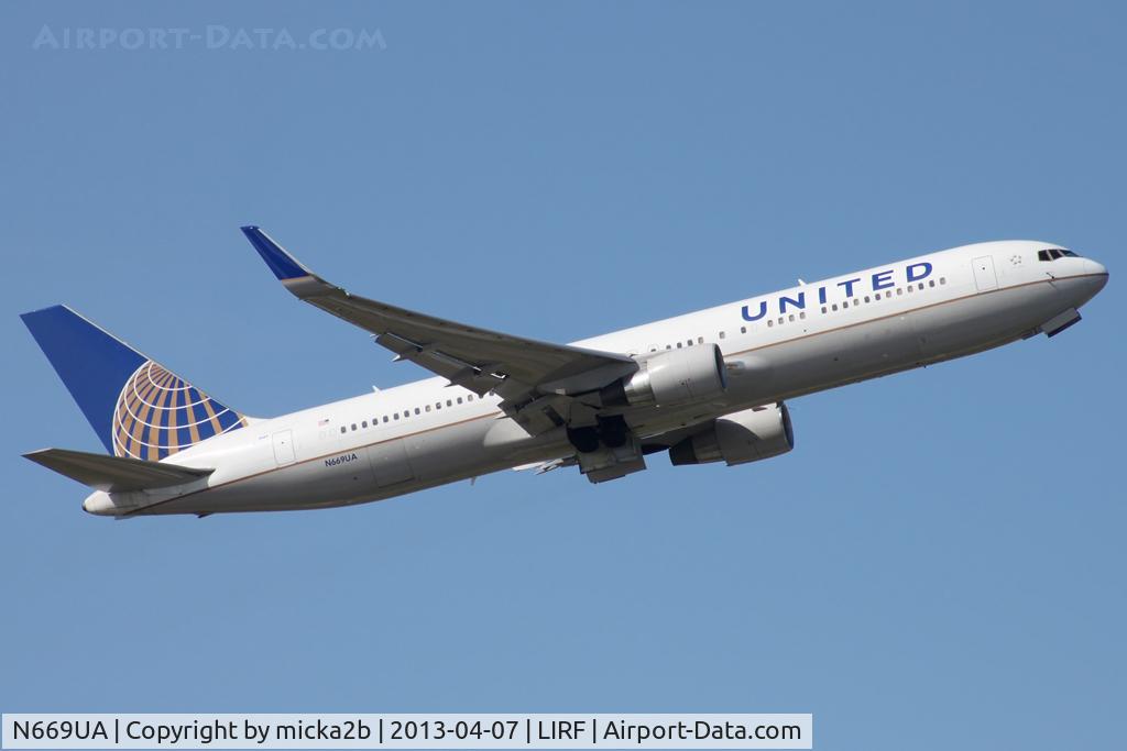 N669UA, 1999 Boeing 767-322 C/N 30025, Take off