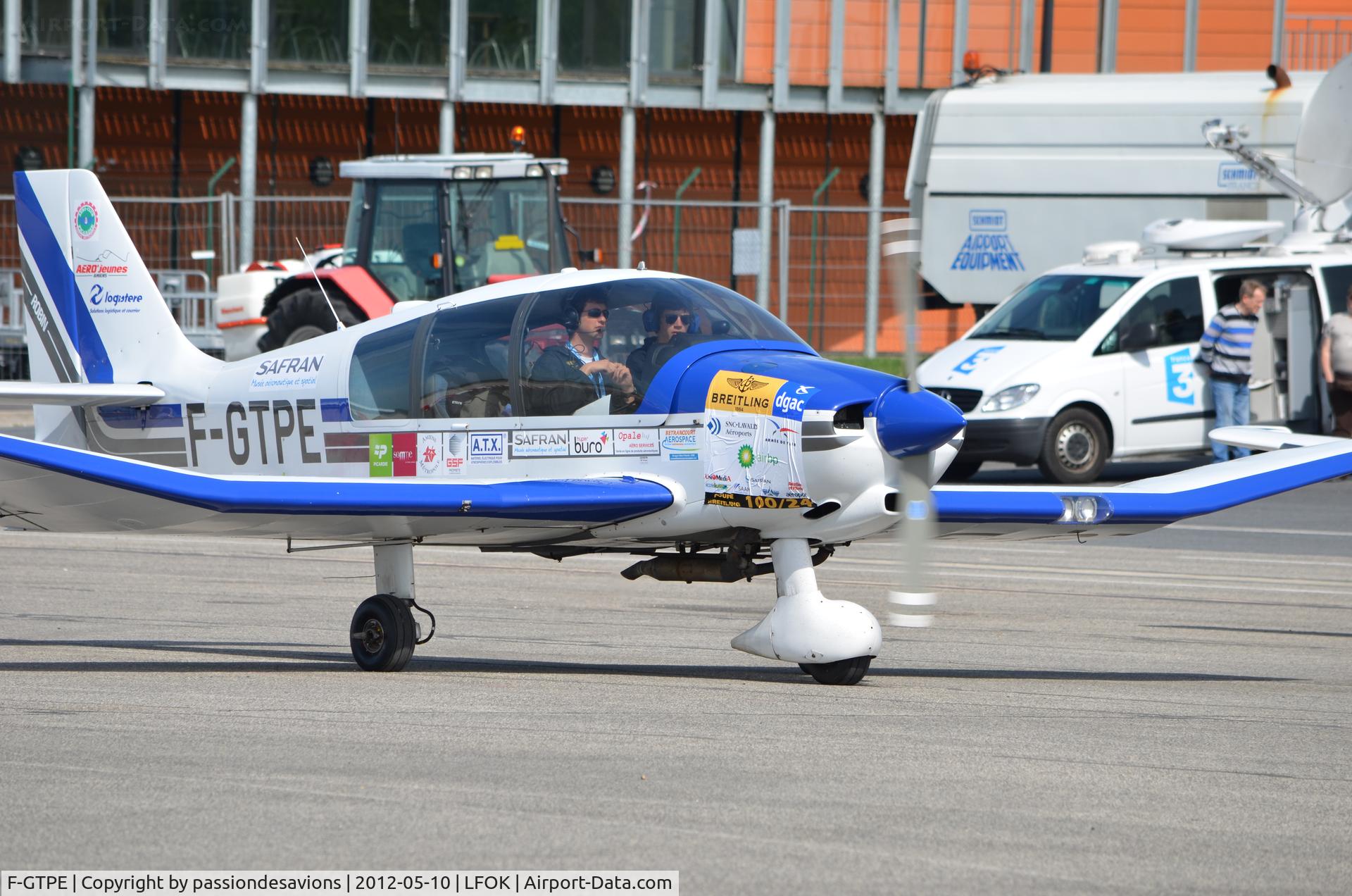 F-GTPE, Robin DR-400-160 Chevalier C/N 2413, Taxiing