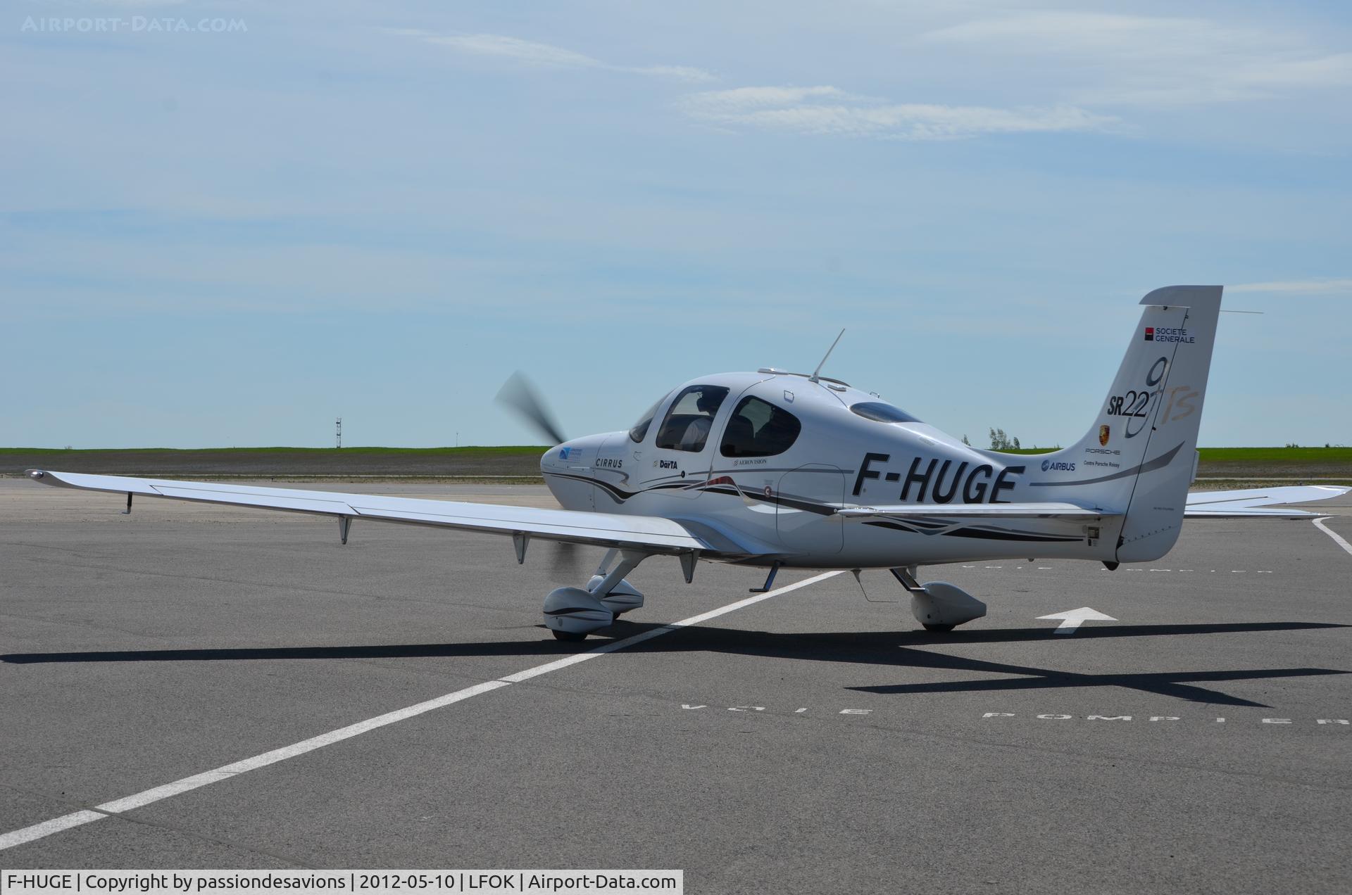 F-HUGE, 2005 Cirrus SR22 GTS C/N 1476, taxiing