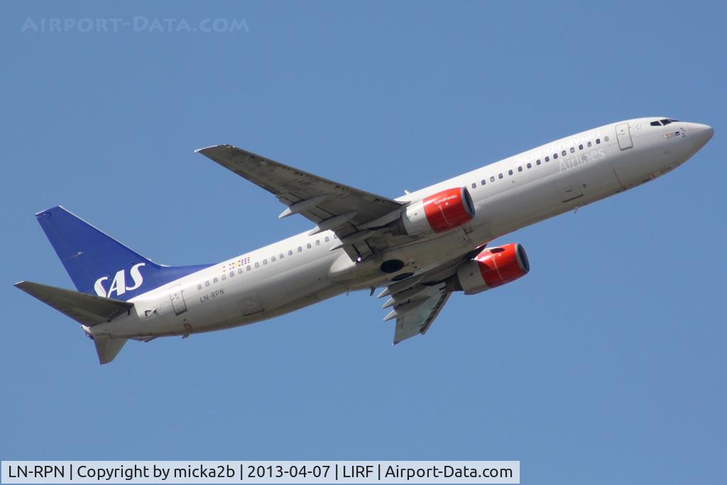 LN-RPN, 2000 Boeing 737-883 C/N 30470, Take off