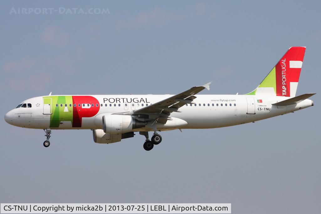 CS-TNU, 2009 Airbus A320-214 C/N 4106, Landing