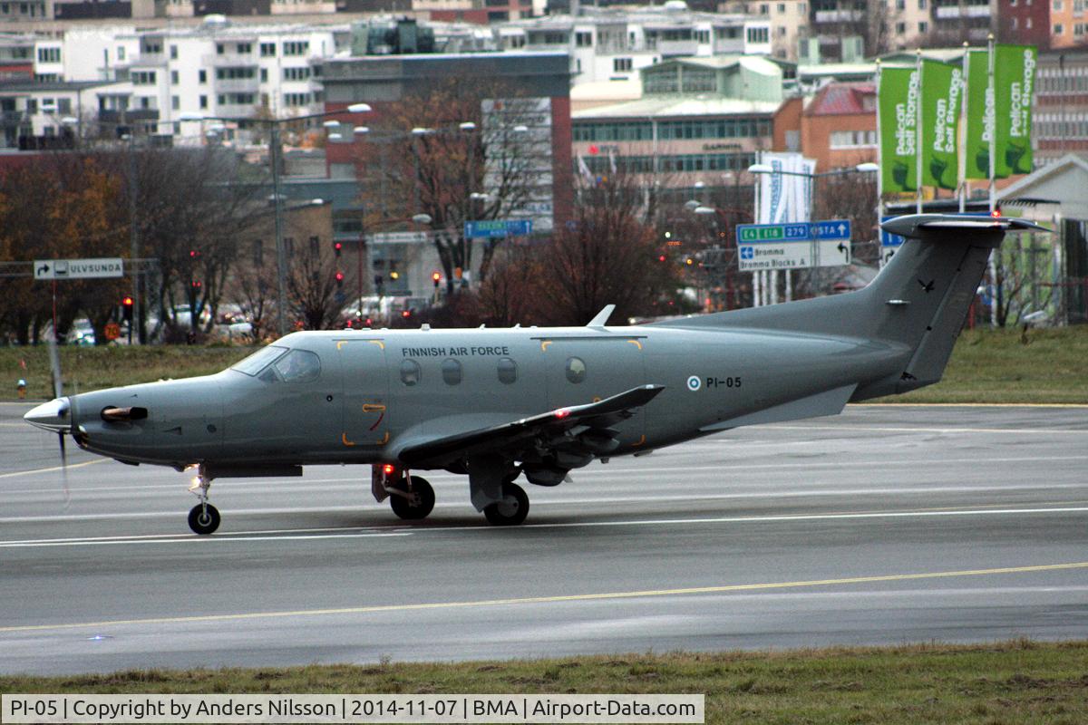 PI-05, 2010 Pilatus PC-12/47E C/N 1217, Lining up runway 30.
