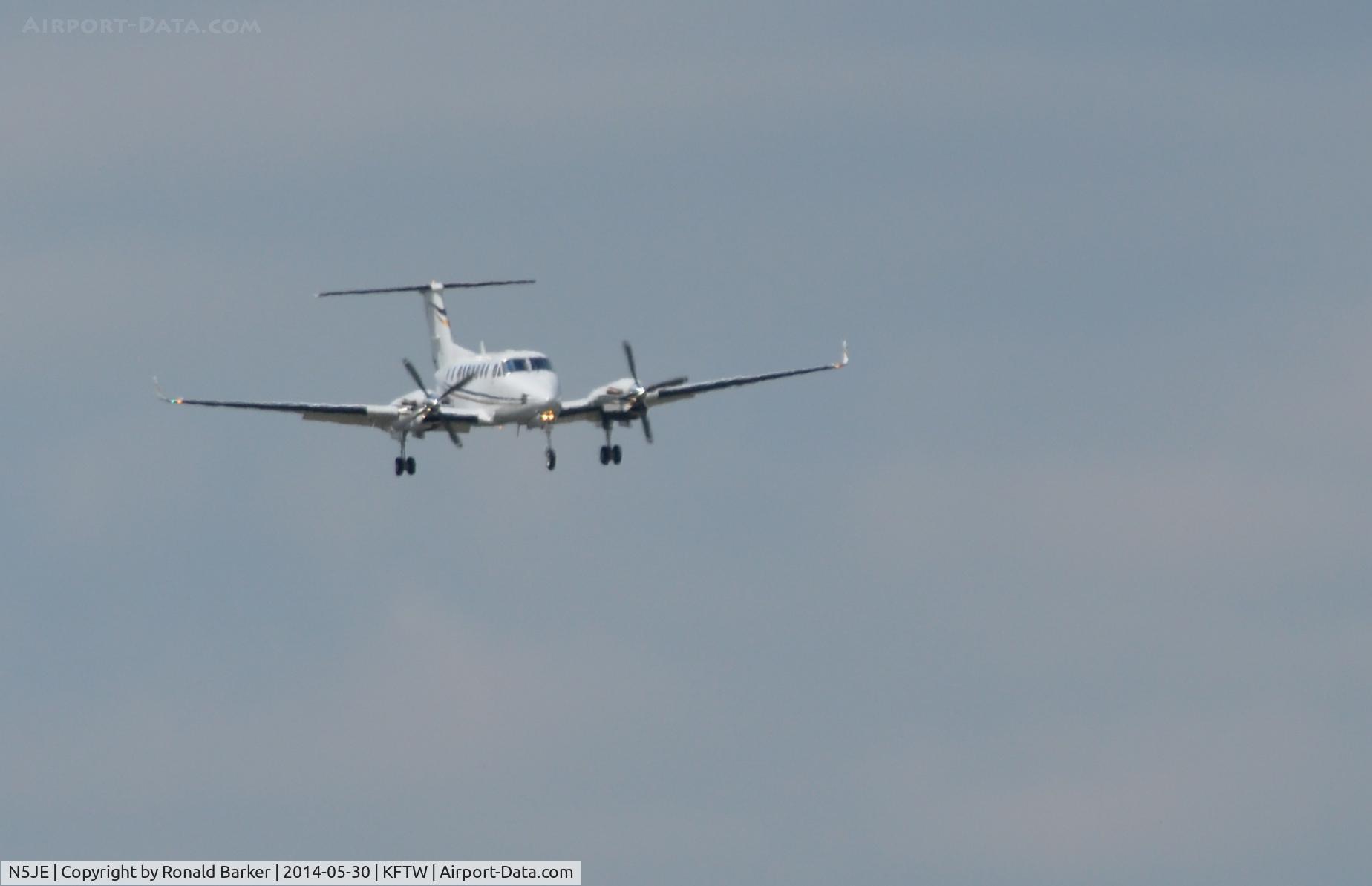 N5JE, 1989 Beech B300 King Air C/N FL-3, Shooting and approach, Meacham Field, Ft Worth, TX
