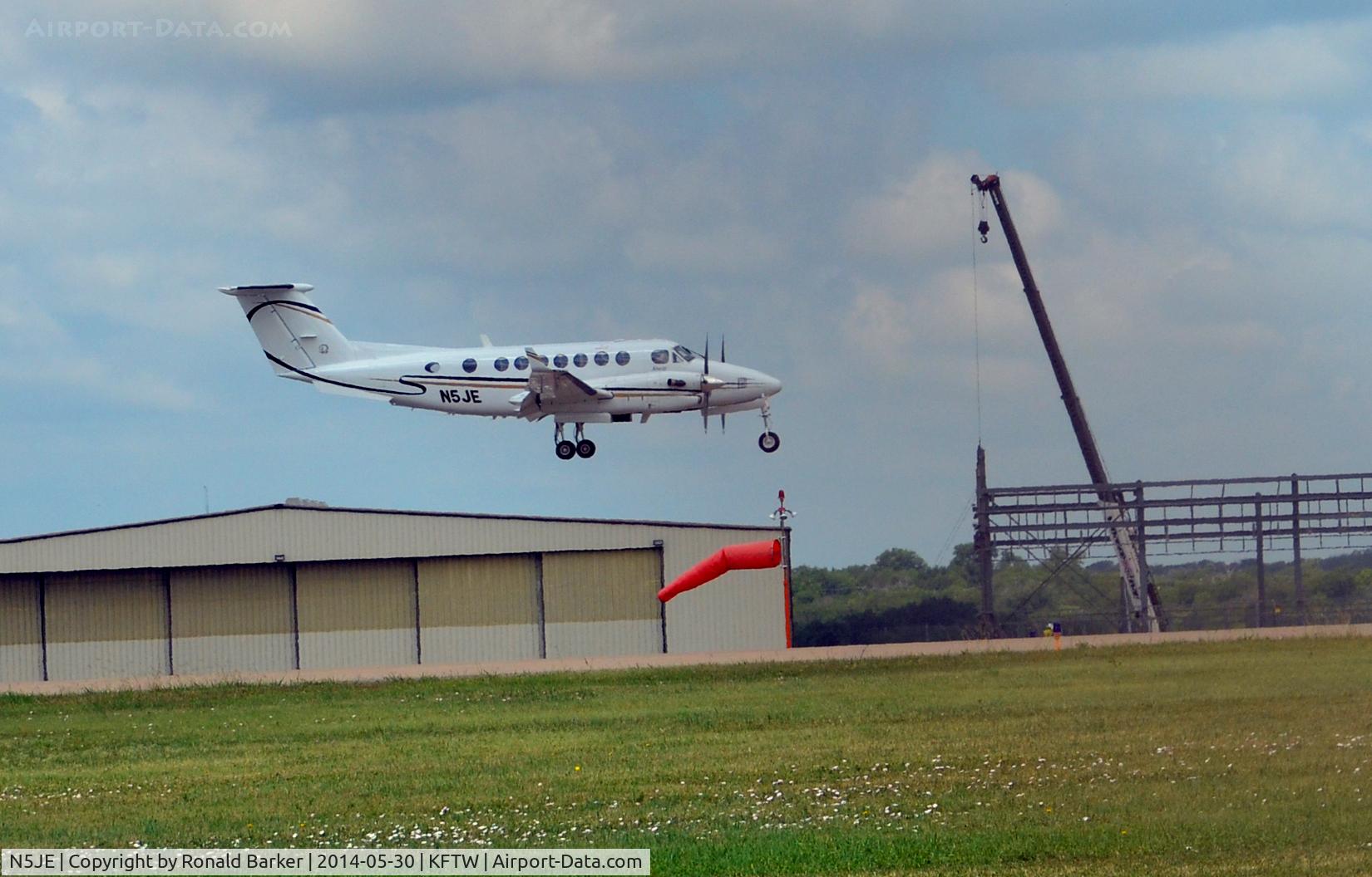 N5JE, 1989 Beech B300 King Air C/N FL-3, Seconds to touchdown, Meacham Field, Ft Worth, TX