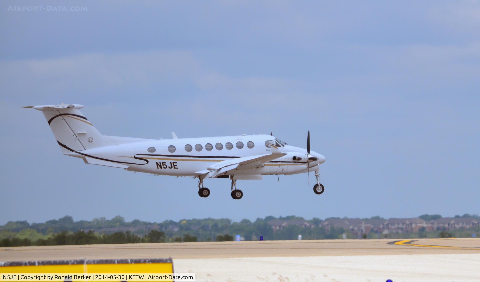 N5JE, 1989 Beech B300 King Air C/N FL-3, Landing, Meacham Field, Ft Worth, TX