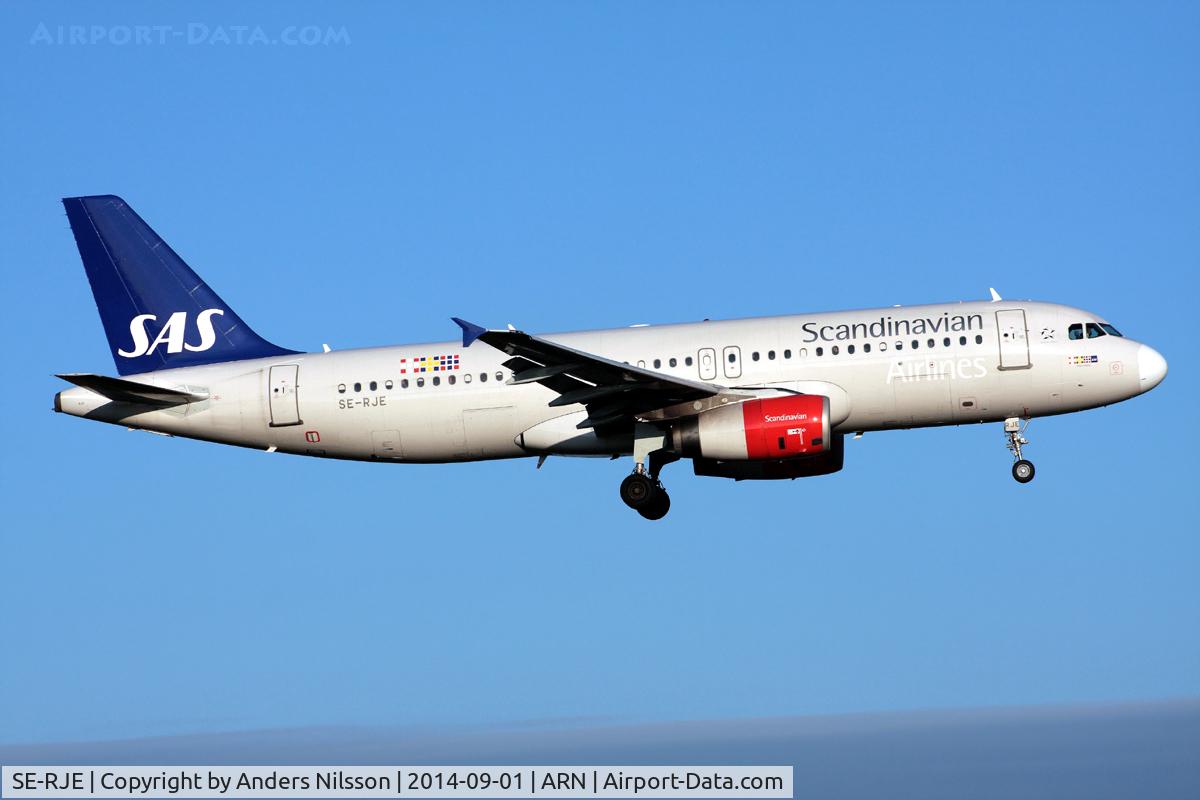 SE-RJE, 2000 Airbus A320-232 C/N 1183, On short final for runway 01R.