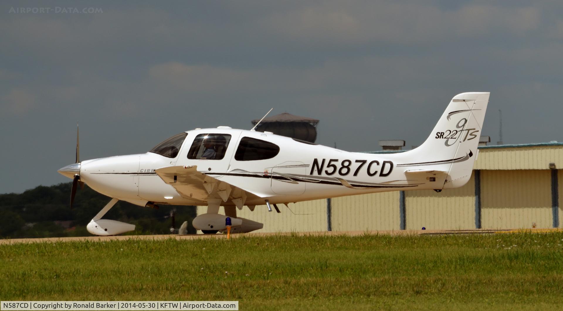 N587CD, 2005 Cirrus SR22 GTS C/N 1695, Taxi, Meacham Field, TX
