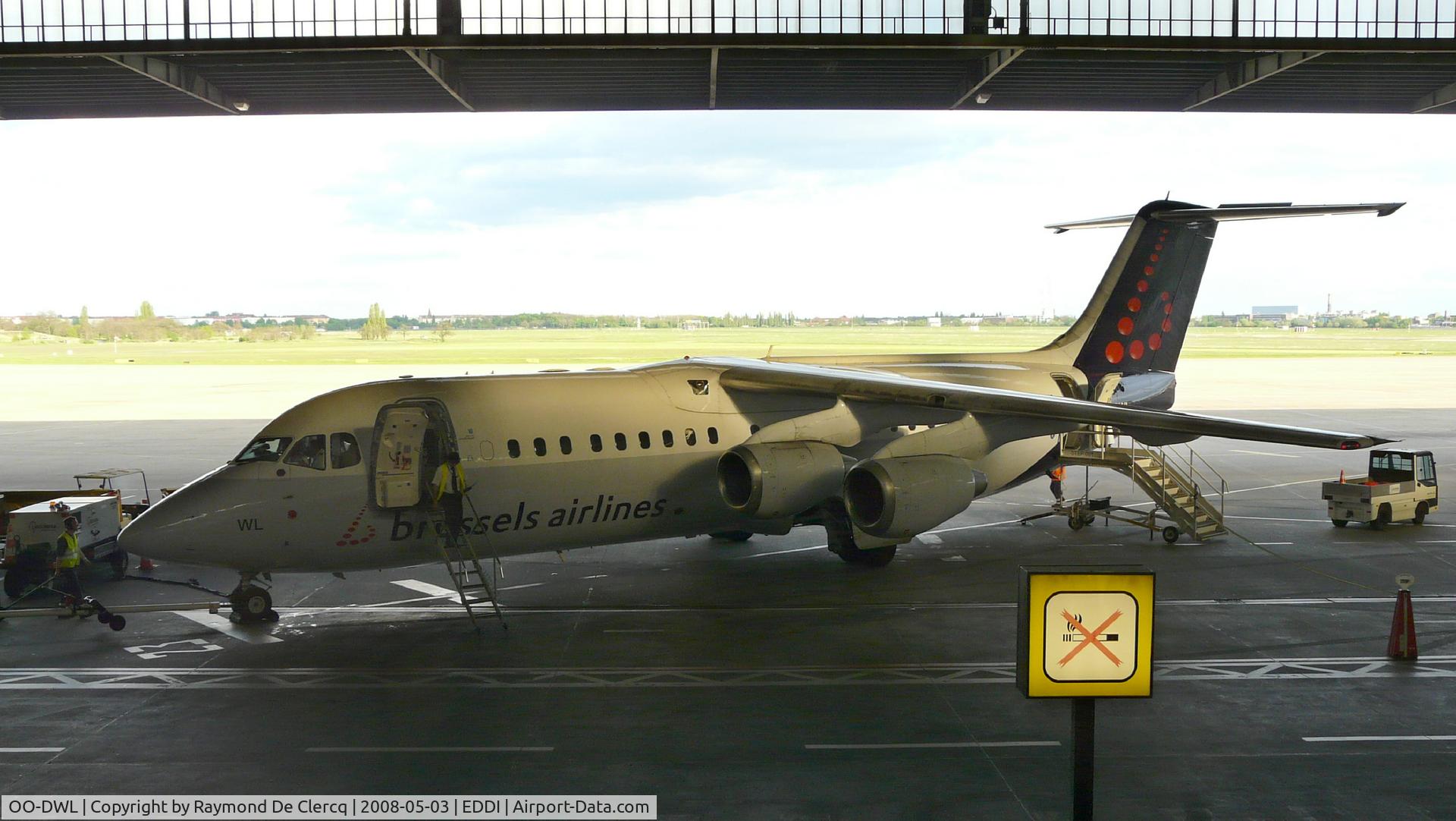 OO-DWL, 1999 British Aerospace Avro 146-RJ100 C/N E3361, Boarding for flight to Brussels.
