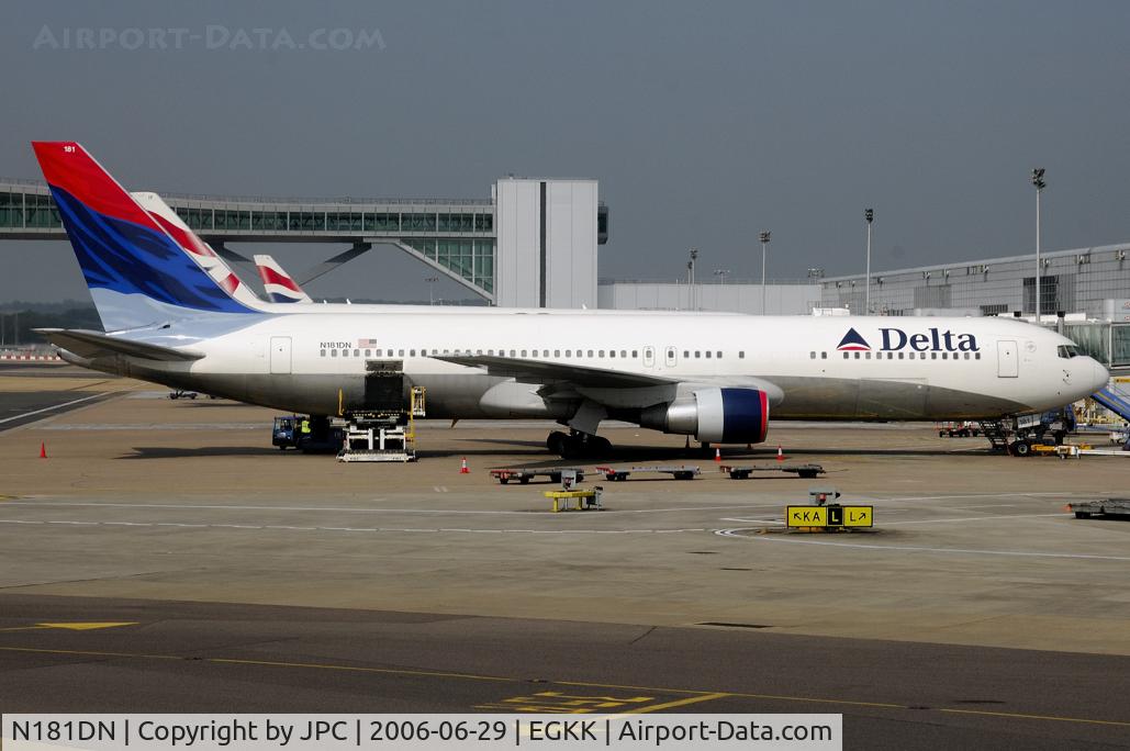 N181DN, 1992 Boeing 767-332 C/N 25986, Very nice tail livery
