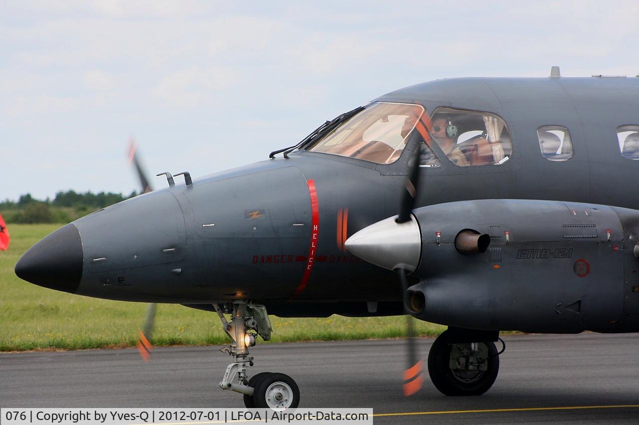 076, Embraer EMB-121AA Xingu C/N 121076, Embraer EMB-121AA Xingu, Taxiing after landing,  Avord Air Base 702 (LFOA)  Open day 2012