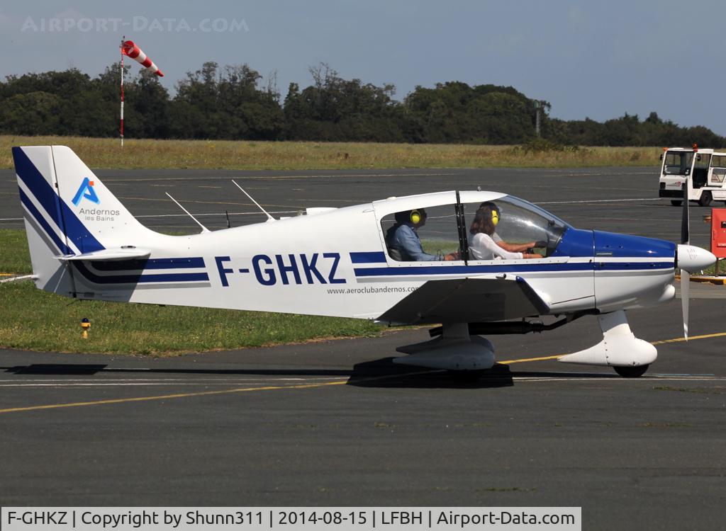 F-GHKZ, Robin DR-400-140B Major C/N 924, Taxiing for refuelling...