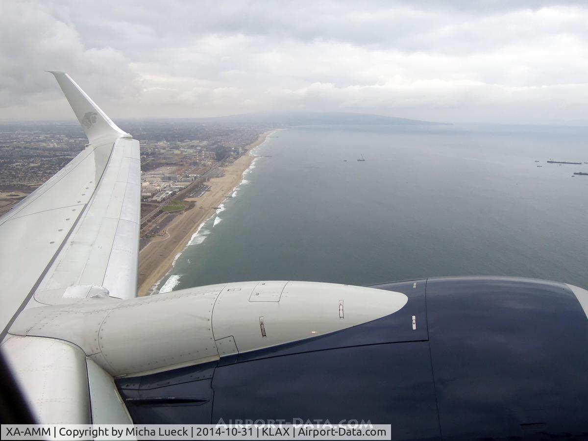 XA-AMM, 2014 Boeing 737-852 C/N 39944, Climbing out of a rather cloudy LAX
