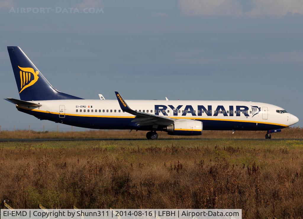 EI-EMD, 2010 Boeing 737-8AS C/N 38509, Lining up rwy 10 for departure...
