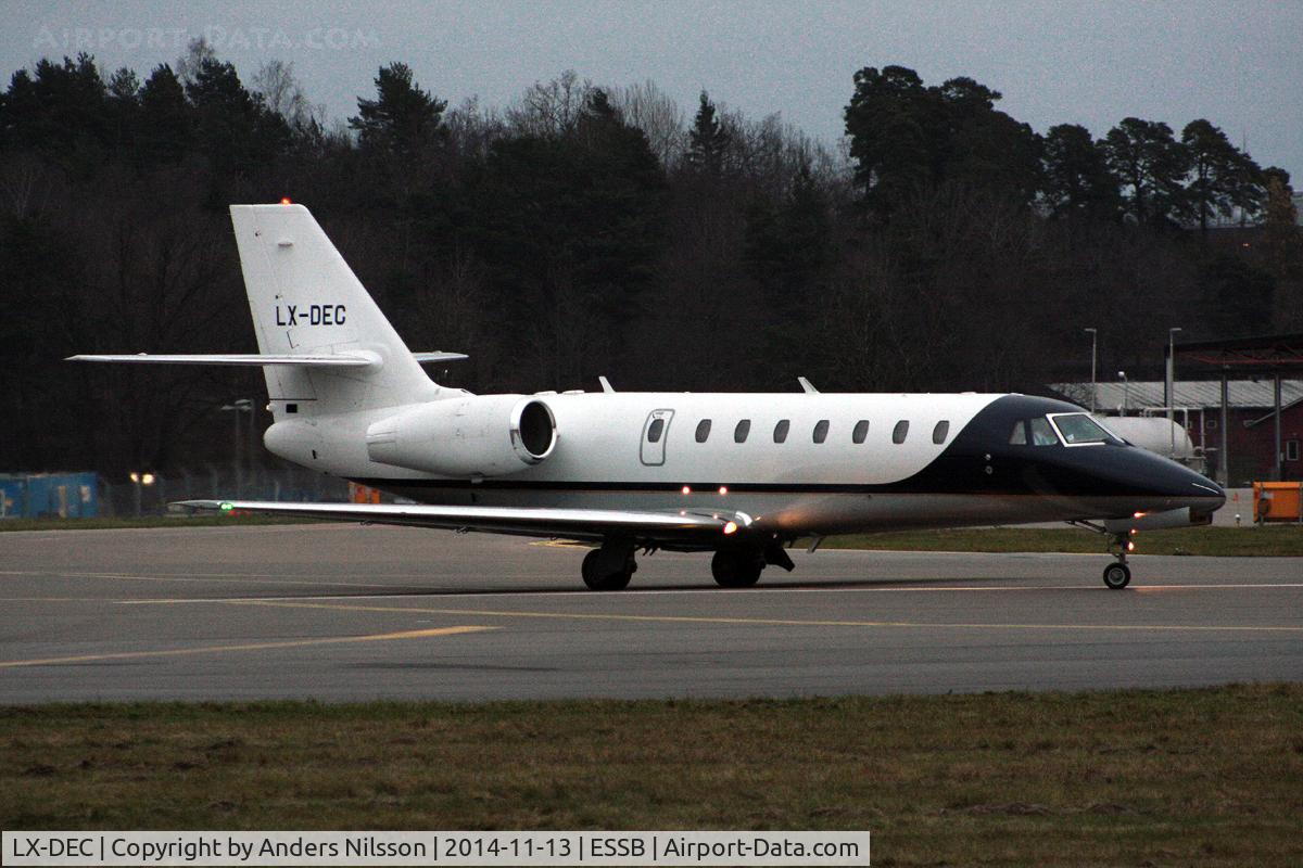 LX-DEC, 2008 Cessna 680 Citation Sovereign C/N 680-0253, Lining up runway 12.