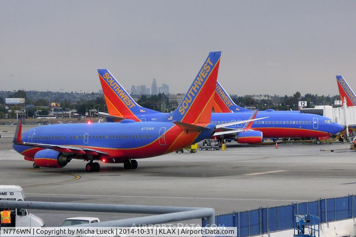 N776WN, 2000 Boeing 737-7H4 C/N 30591, A lot of SW tails