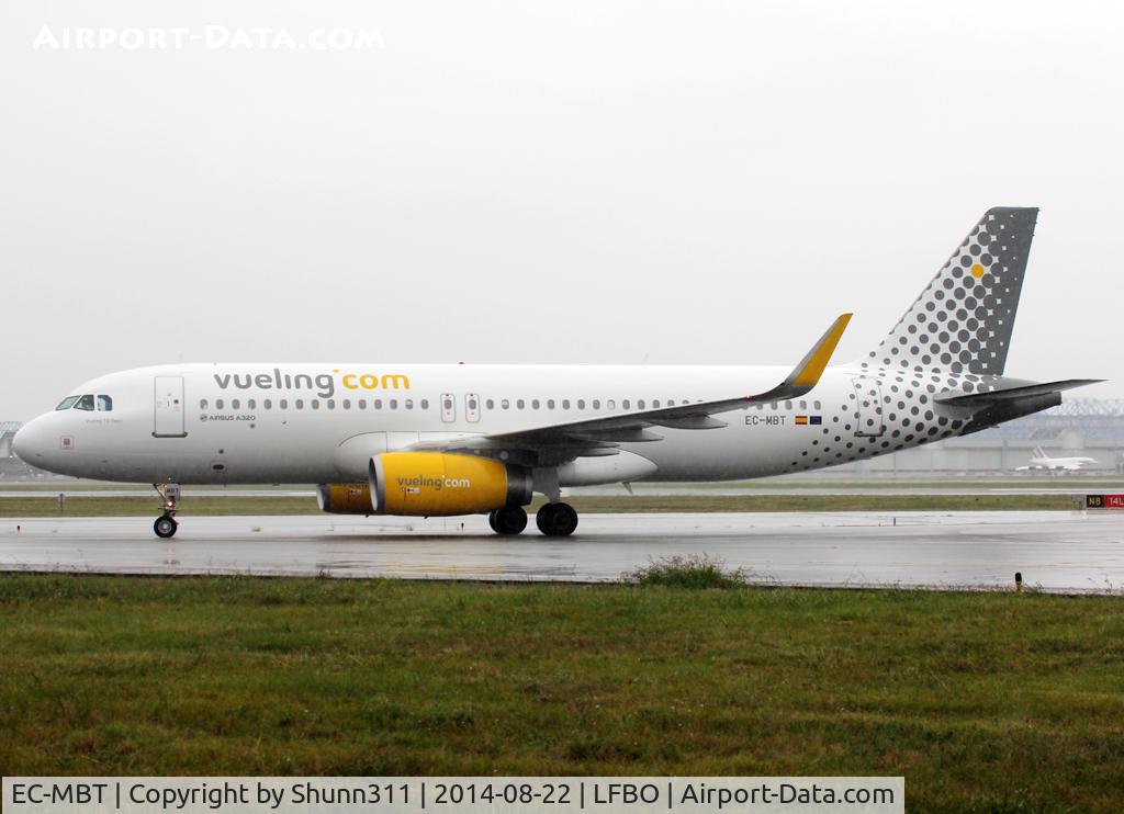 EC-MBT, 2014 Airbus A320-232 C/N 6128, Taxiing to the Terminal after landing...