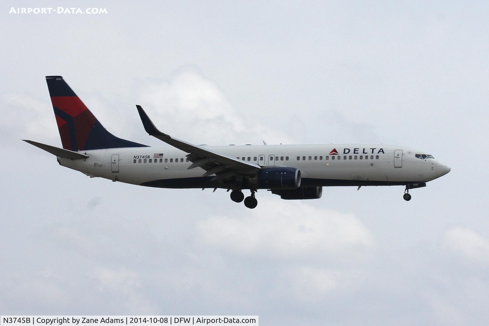 N3745B, 2001 Boeing 737-832 C/N 32373, Landing at DFW Airport