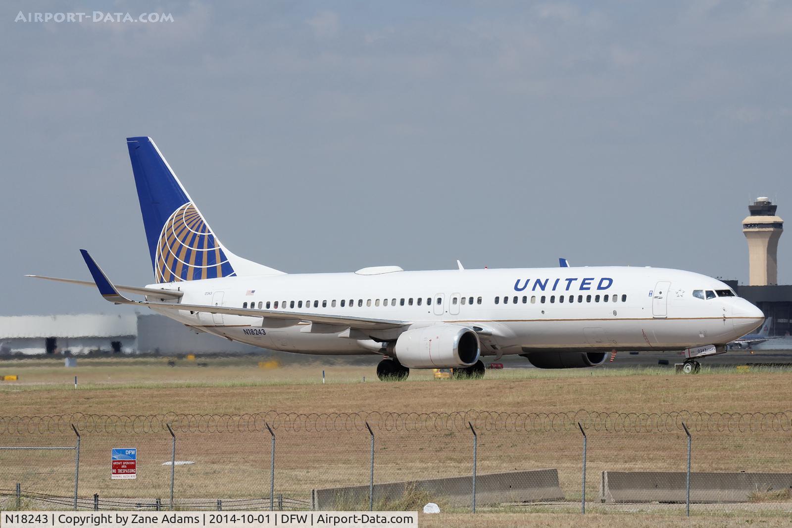 N18243, 1999 Boeing 737-824 C/N 28806, At DFW Airport