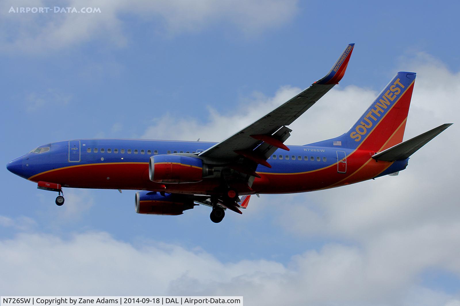 N726SW, 1999 Boeing 737-7H4 C/N 27858, Landing at Dallas Love Field