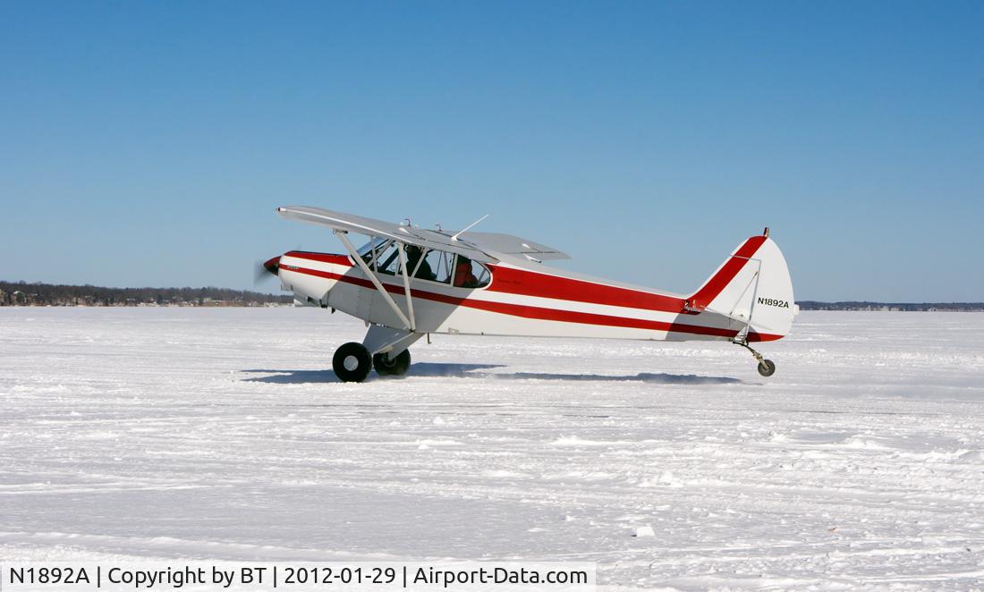 N1892A, 1952 Piper PA-18 C/N 18-1726, departing