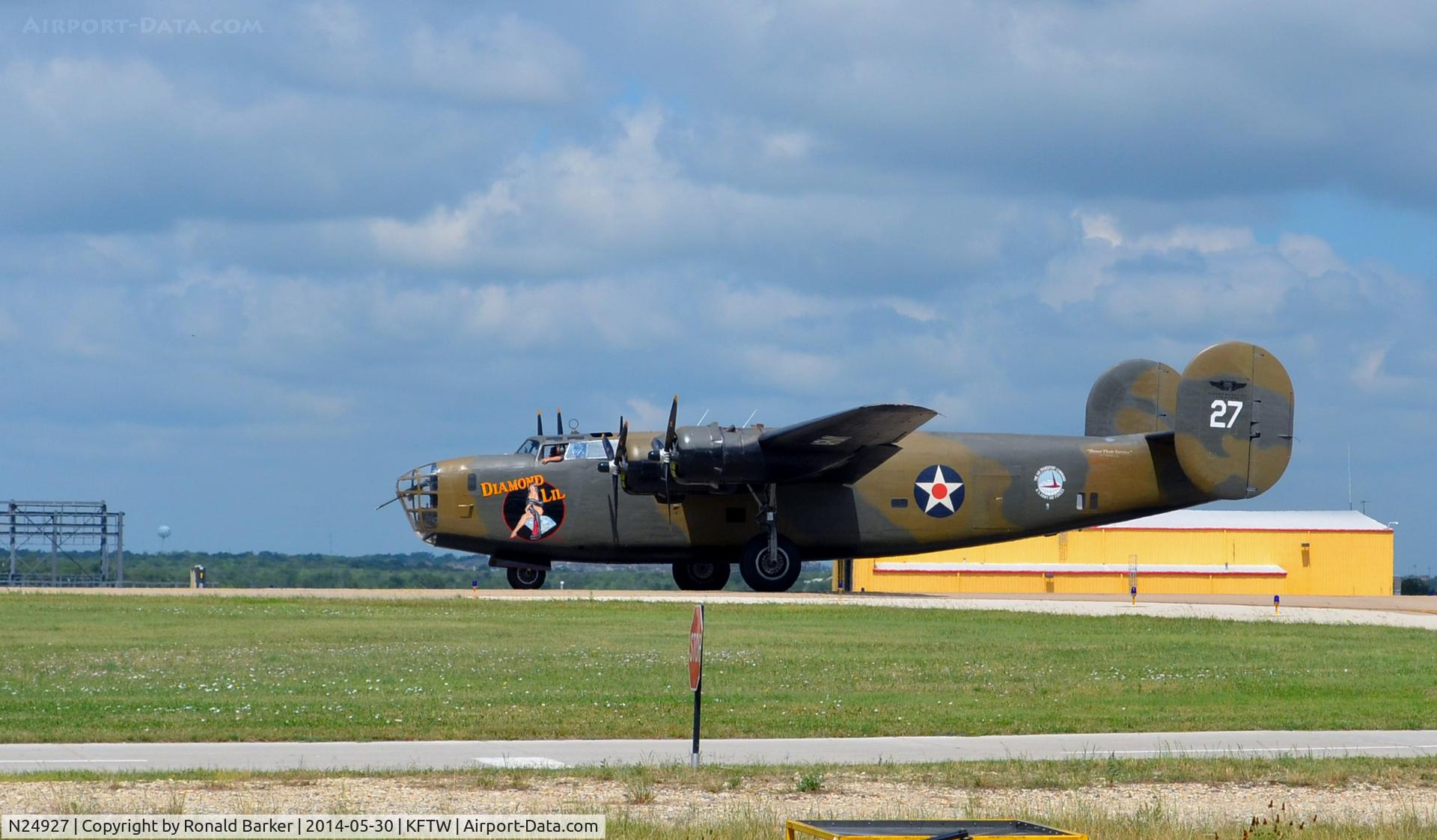 N24927, 1940 Consolidated Vultee RLB30 (B-24) C/N 18, Diamond Lil taxi, Vintage Flying Museum