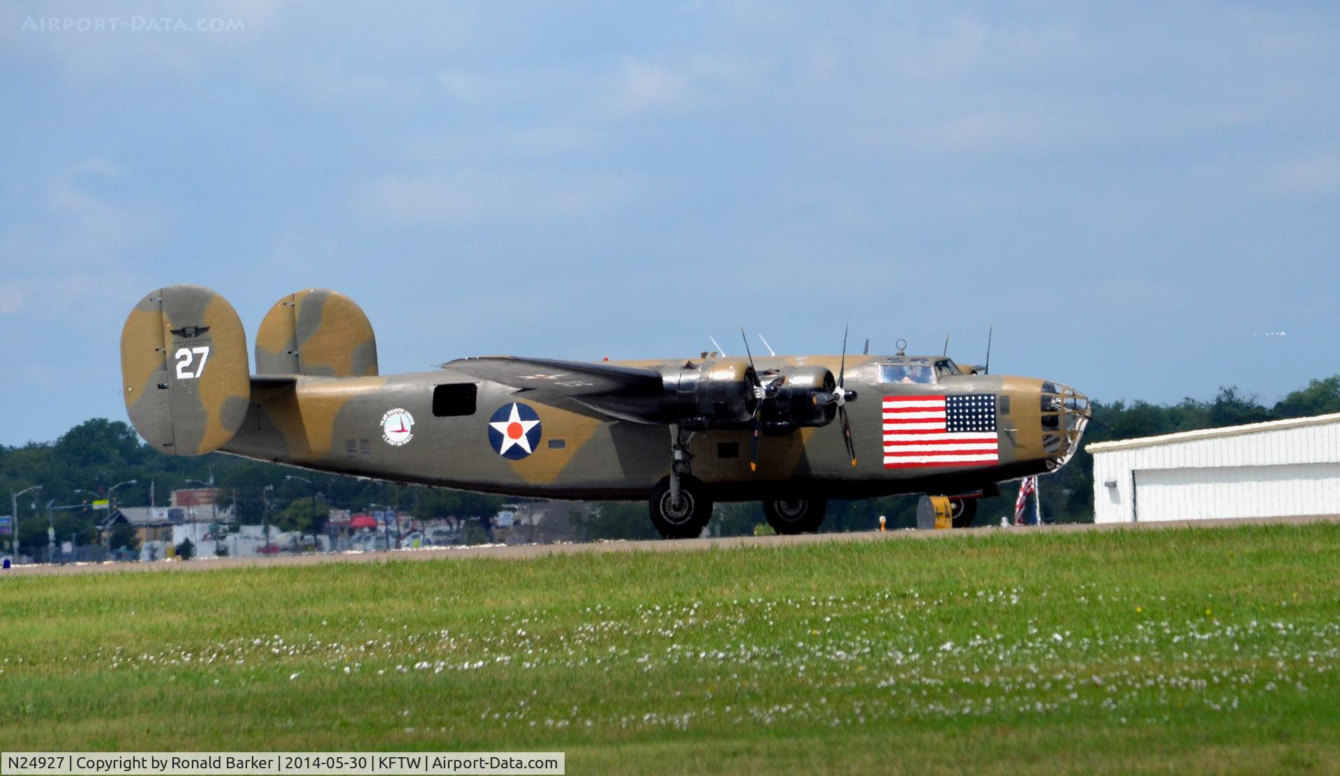 N24927, 1940 Consolidated Vultee RLB30 (B-24) C/N 18, Diamond Lil takeoff, Vintage Flying Museum