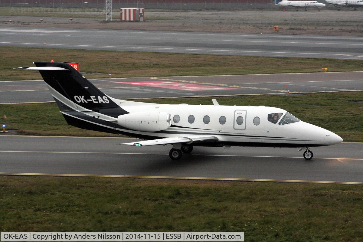 OK-EAS, 1998 Beech 400XT Nextant Beechjet C/N RK-180, Taxiing out to runway 12.