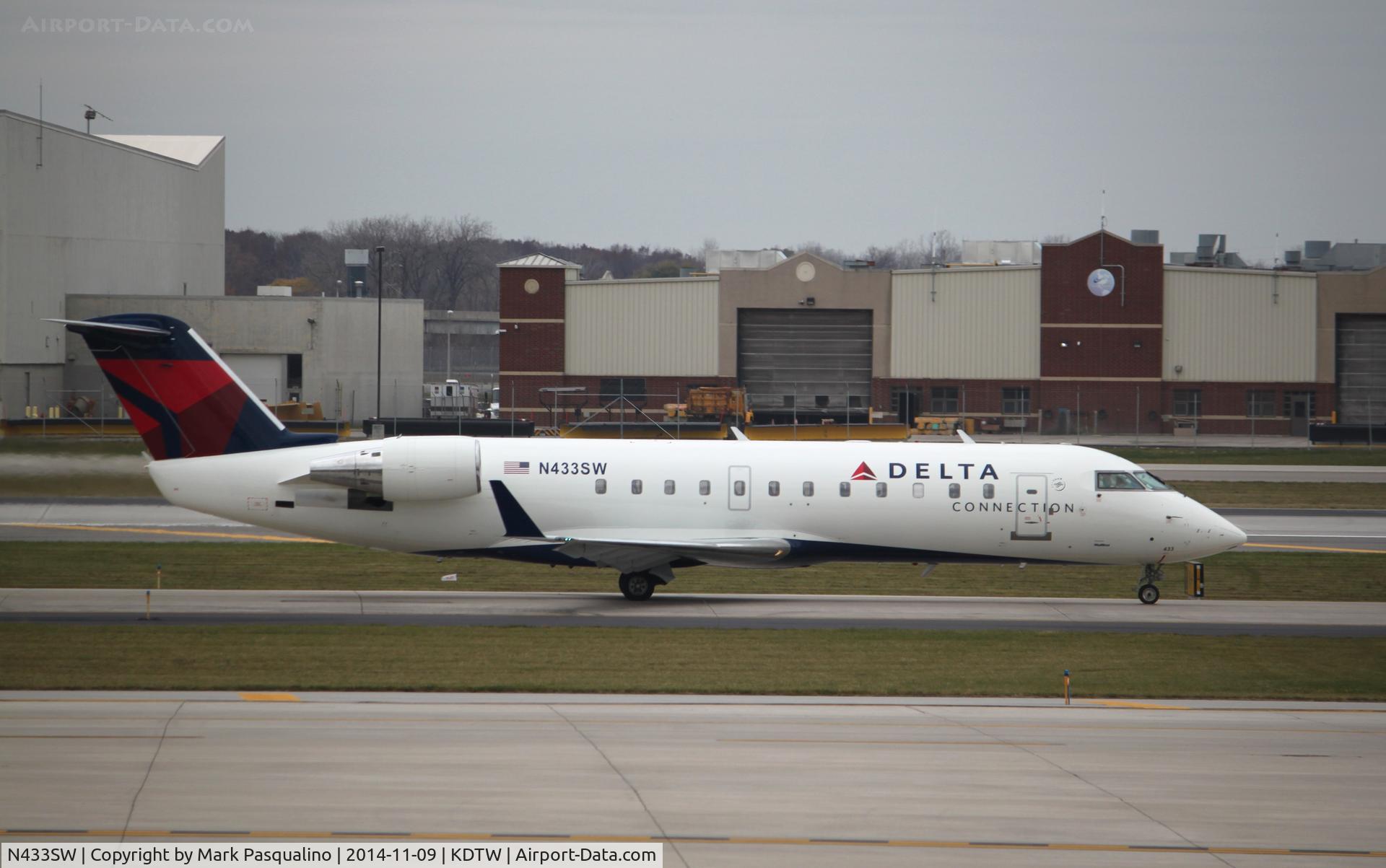 N433SW, 2001 Bombardier CRJ-200LR (CL-600-2B19) C/N 7550, CL-600-2B19