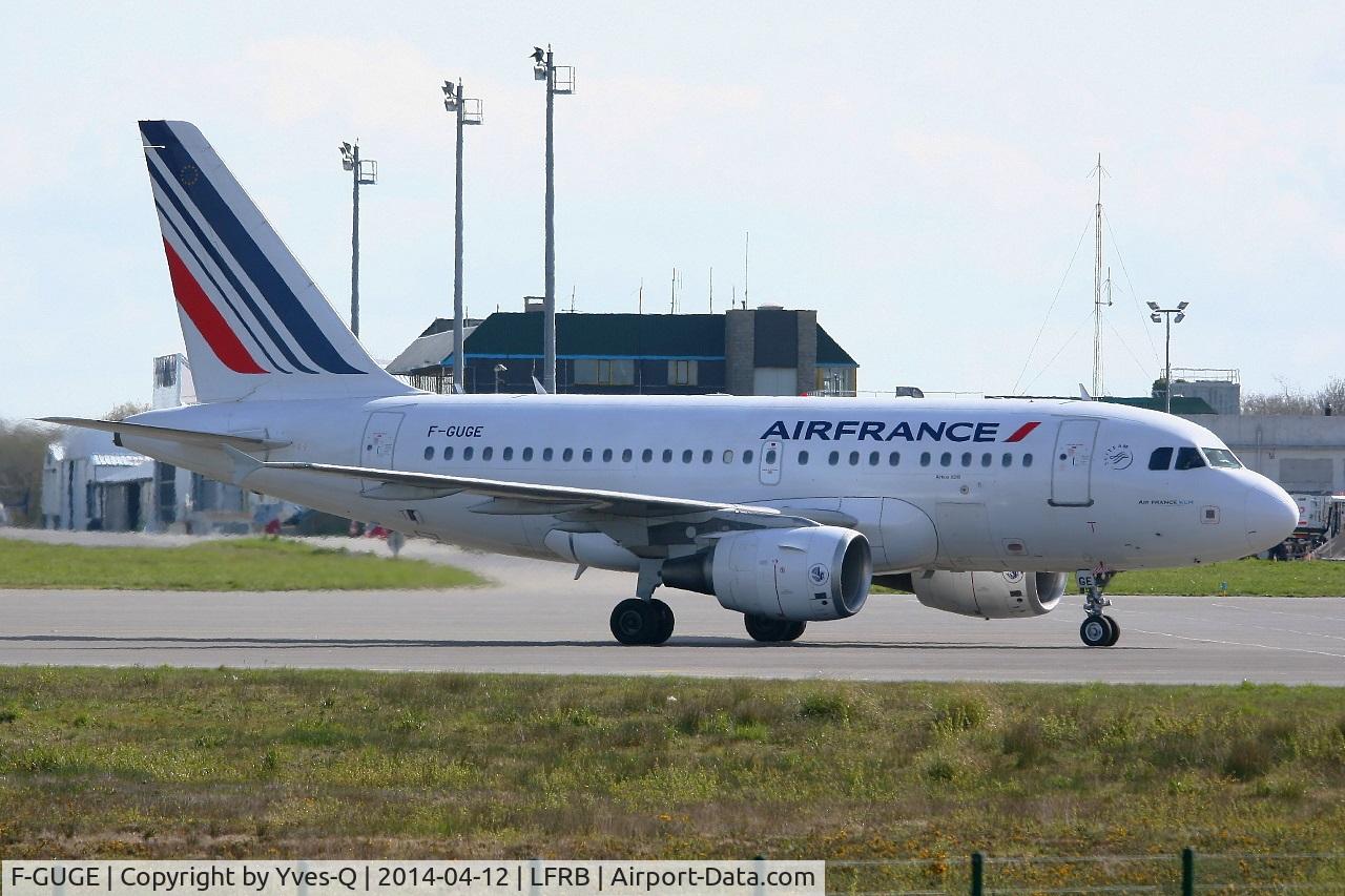 F-GUGE, 2003 Airbus A318-111 C/N 2100, Airbus A318-111, Taxiing to boarding ramp, Brest-Bretagne airport (LFRB-BES)