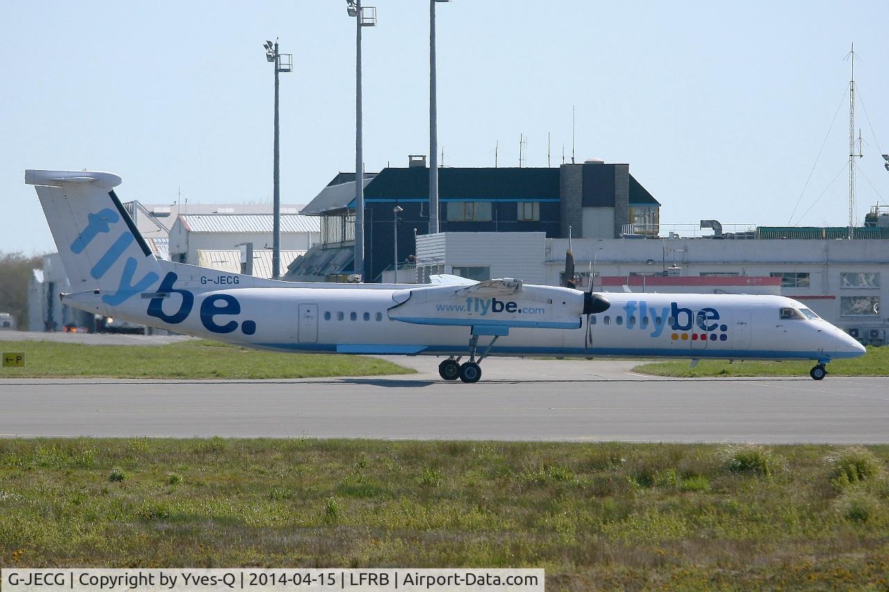 G-JECG, 2004 De Havilland Canada DHC-8-402Q Dash 8 C/N 4098, De Havilland Canada DHC-8-402Q Dash 8, Taxiing to boarding ramp, Brest-Bretagne Airport (LFRB-BES)