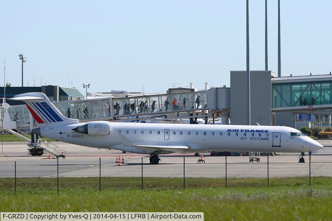 F-GRZD, 2001 Canadair CRJ-702 (CL-600-2C10) Regional Jet C/N 10016, Canadair Regional Jet CRJ-701, Boarding ramp, Brest-Bretagnes Regional Airport (LFRB-BES)